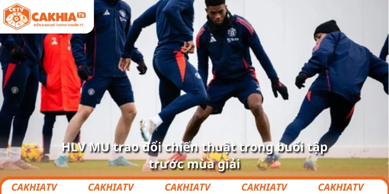 HLV MU trao đổi chiến thuật trong buổi tập trước mùa giải