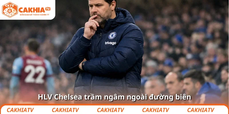 HLV Chelsea trầm ngâm ngoài đường biên