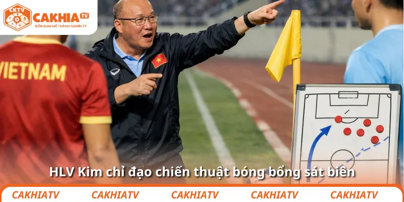 HLV Kim chỉ đạo chiến thuật bóng bổng sát biên