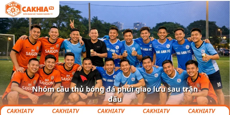 Nhóm cầu thủ bóng đá phủi giao lưu sau trận đấu